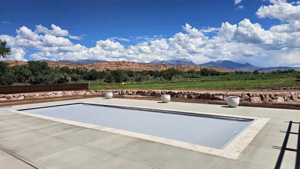 Long dark-finish pool with the automatic cover fully closed